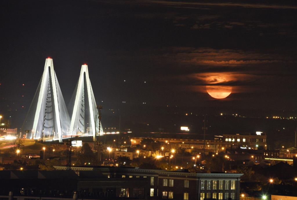 Supermoon_Stan%20Musial%20Bridge.jpg